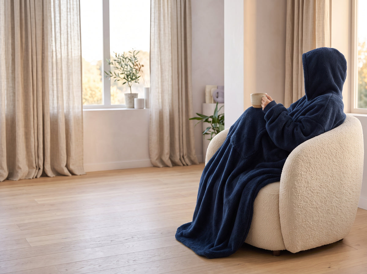 Plaid à capuche Nidoux porté dans un salon cocooning