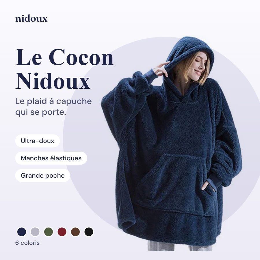 Le Cocon Nidoux, plaid à capuche oversize bleu nuit porté par une femme